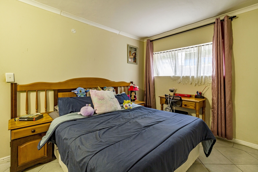 5 Bedroom Property for Sale in Die Wingerd Western Cape